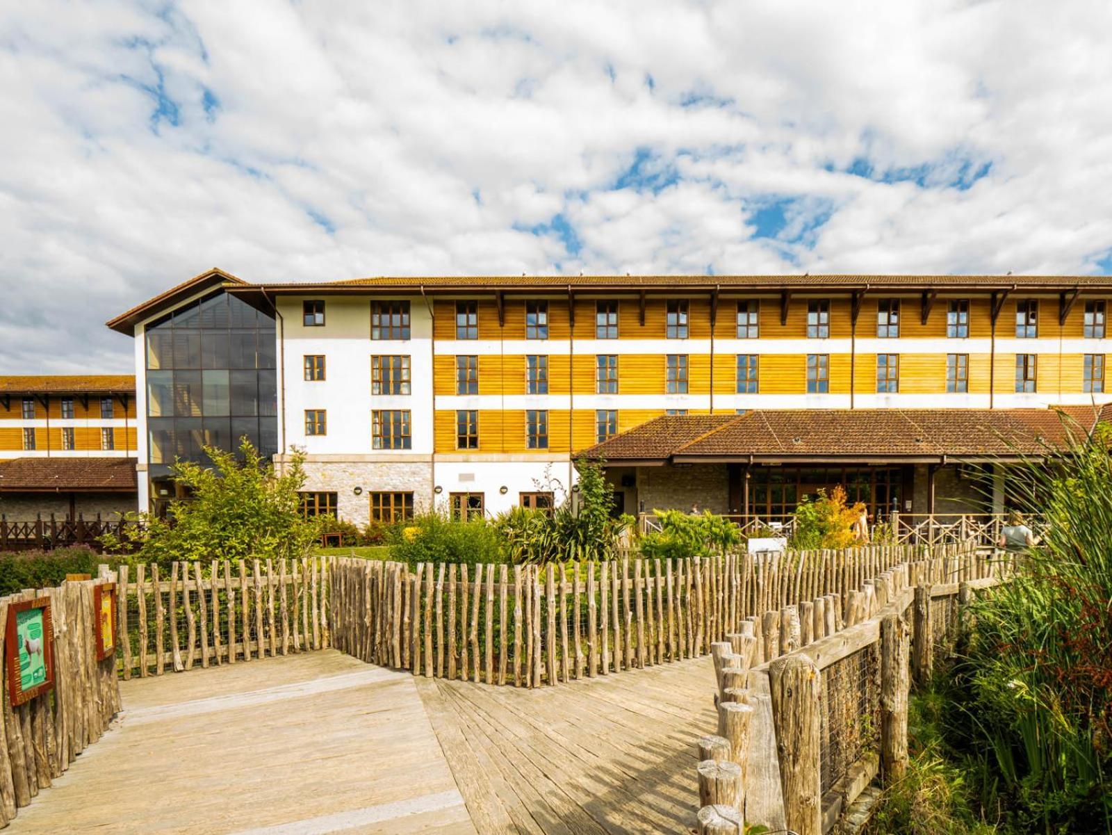 Chessington Safari Hotel Exterior foto